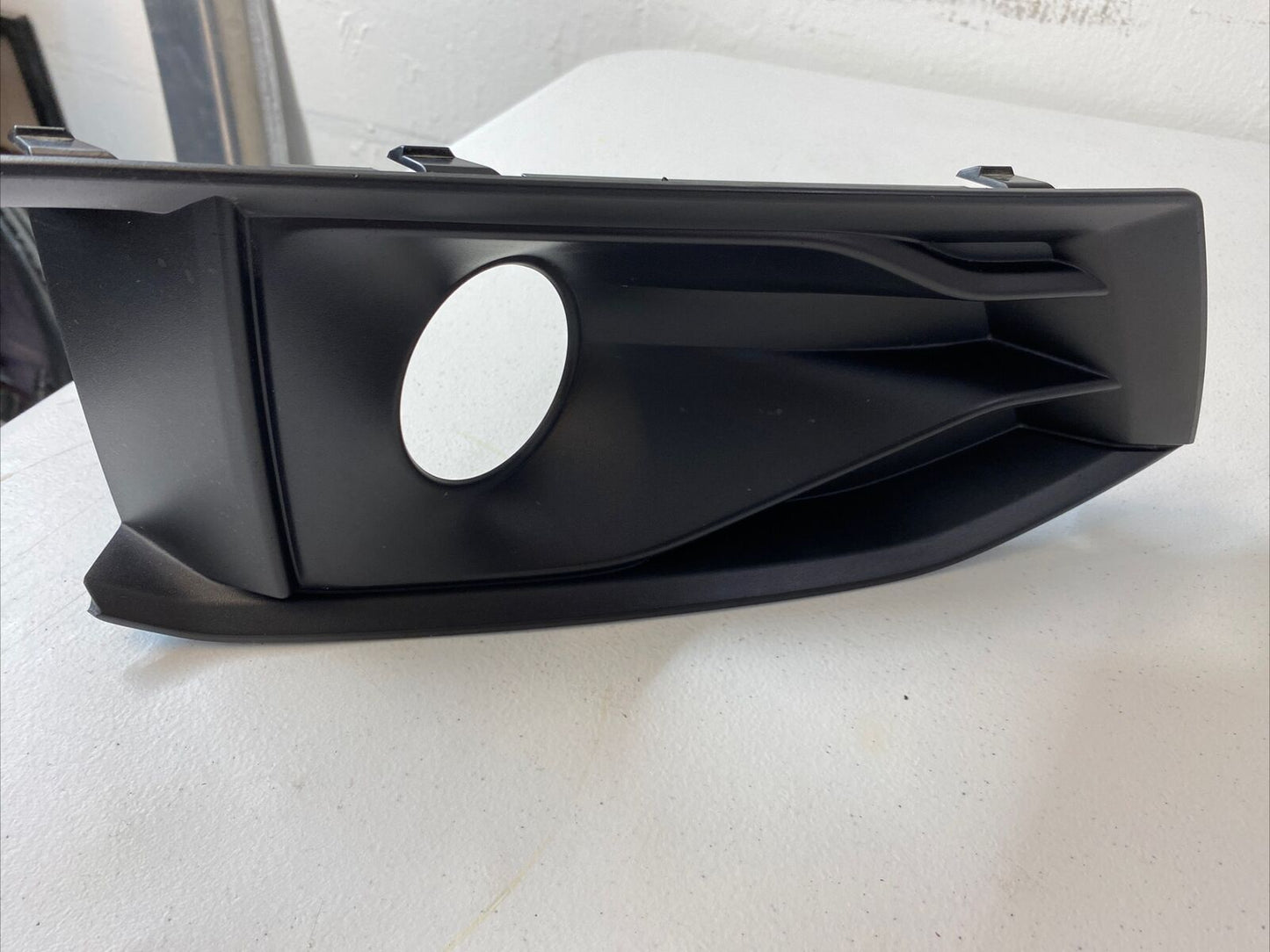 AUDI A4 Avant S4 quattro 8W2 8W5 Air Guide Grille Right 8W0 807682AR