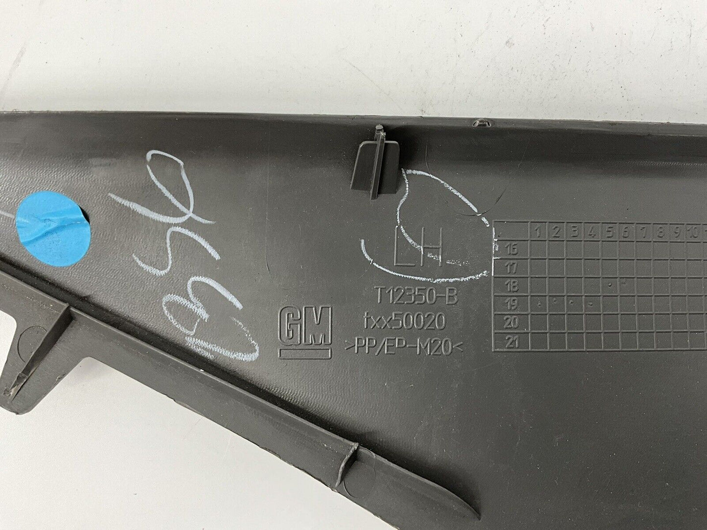 2020-2023 CHEVY SILVERADO 2500 HD WINDHSIELD LEFT DRIVER A PILLAR TRIM COVER OEM