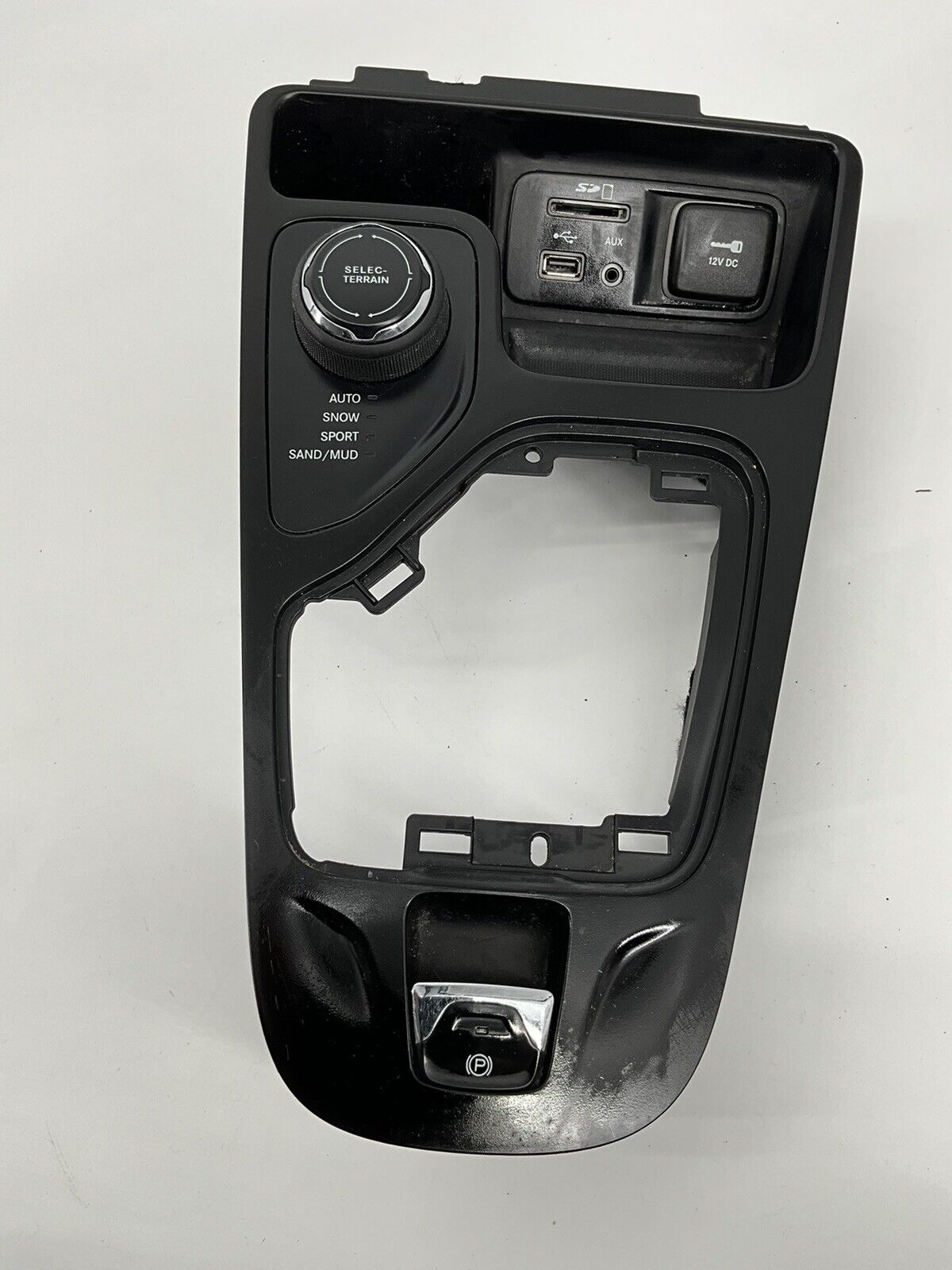 CONSOLE SHIFTER TRIM BEZEL + HARDNESS 4 Door, Sport Utility Mopar