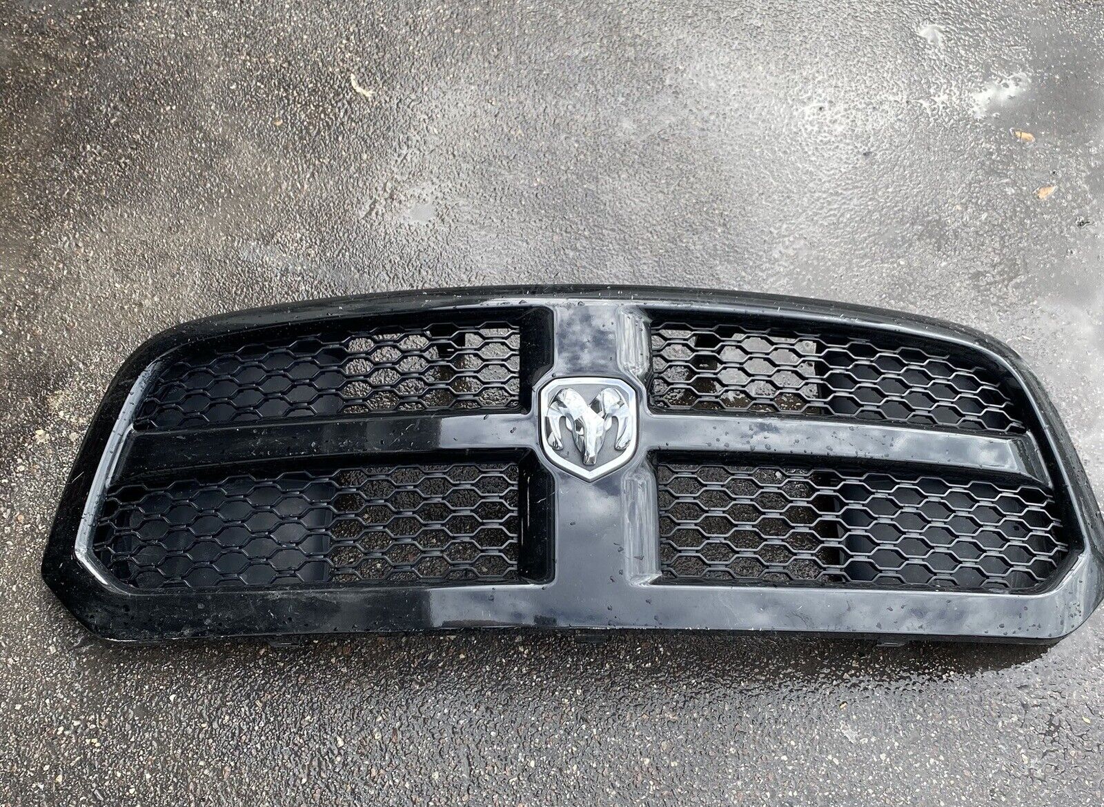 DODGE RAM 1500 FRONT BUMPER CENTER UPPER GRILLE GRILL & EMBLEM OEM