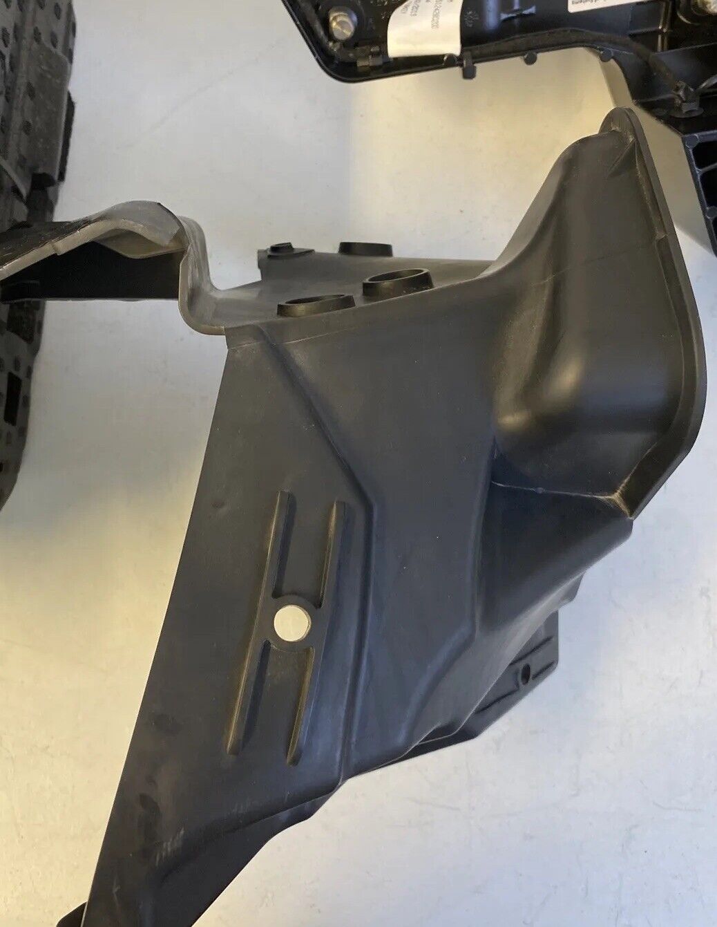 2016 - 2023 CHEVROLET CAMARO LEFT AIR INTAKE AIR BAFFLE DEFLECTOR OEM 23507393